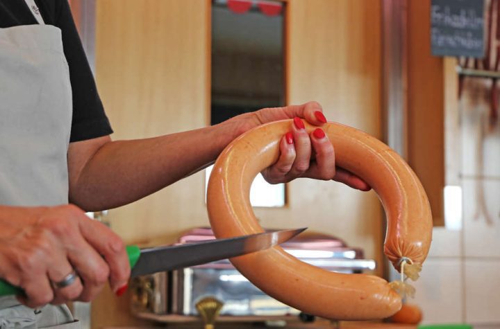 ZDF testa le salsicce di carne: un prodotto economico che convince gli esperti