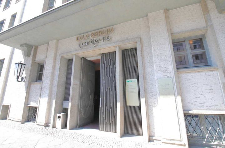 Le aziende si posizionano contro la destra