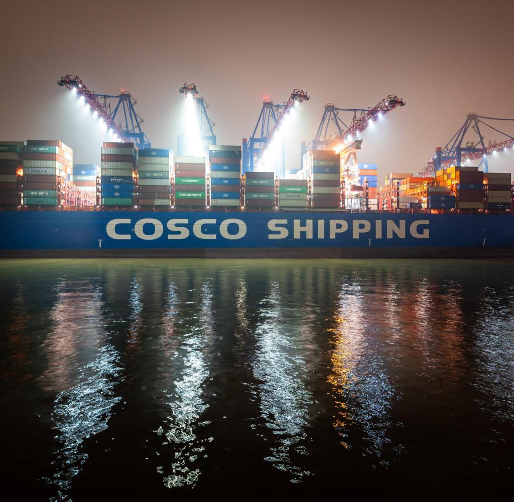 Una nave cargo portacontainer appartenente alla compagnia di navigazione statale cinese COSCO al terminal container Tollort di Amburgo