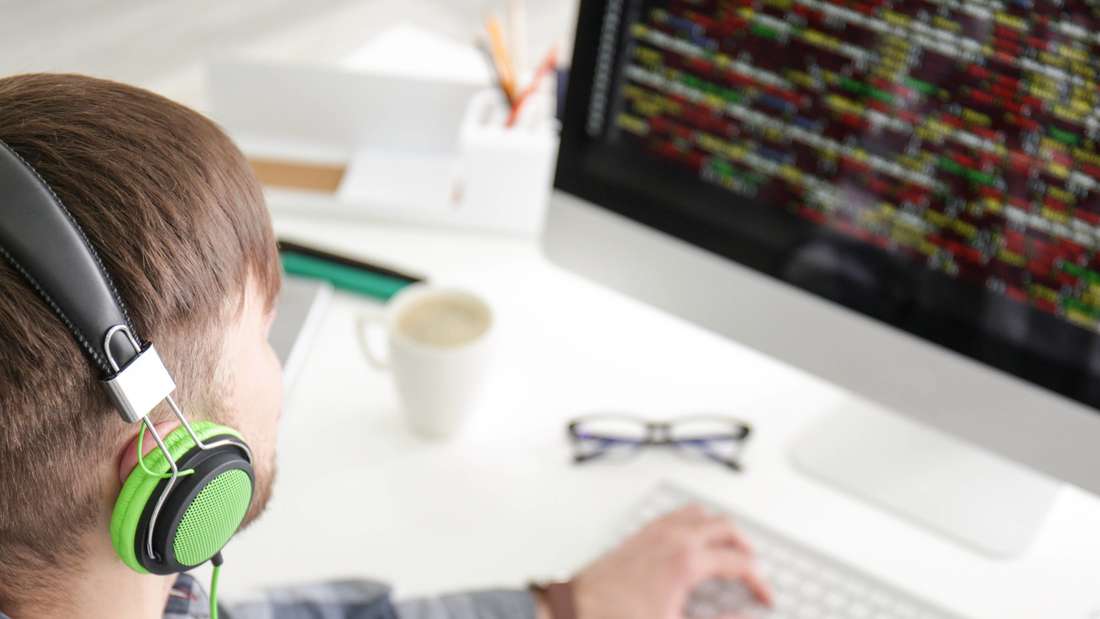 Se un’azienda ha bisogno di un nuovo sito web, non è necessario assumere subito uno specialista IT. Forze esterne, chiamate lavoratori della folla, intraprendono questi compiti una tantum.