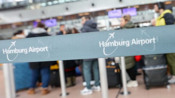 I passeggeri sono in fila ai banchi del check-in al Terminal 1 dell'aeroporto di Amburgo.  © Immagine Allianz / DPA Foto: Bodo Marx