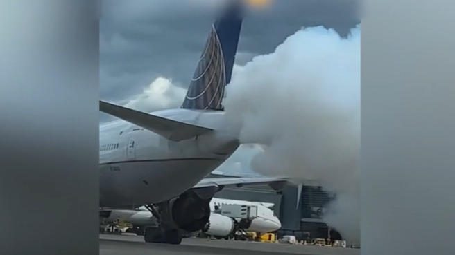 Il fumo del motore colpisce i passeggeri con un fumo enorme poco prima del decollo!