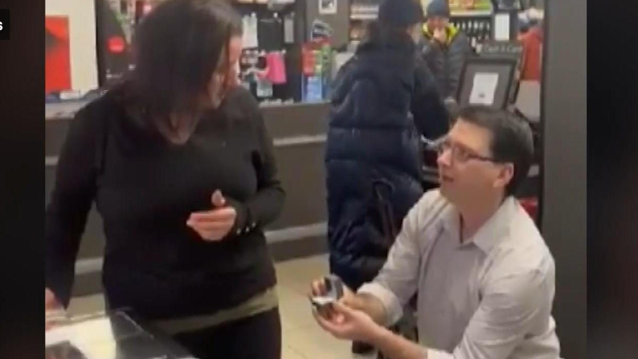 Un uomo propone alla sua ragazza la proposta di matrimonio mentre esce dal supermercato. Prima fa la spesa e poi si inginocchia?!
