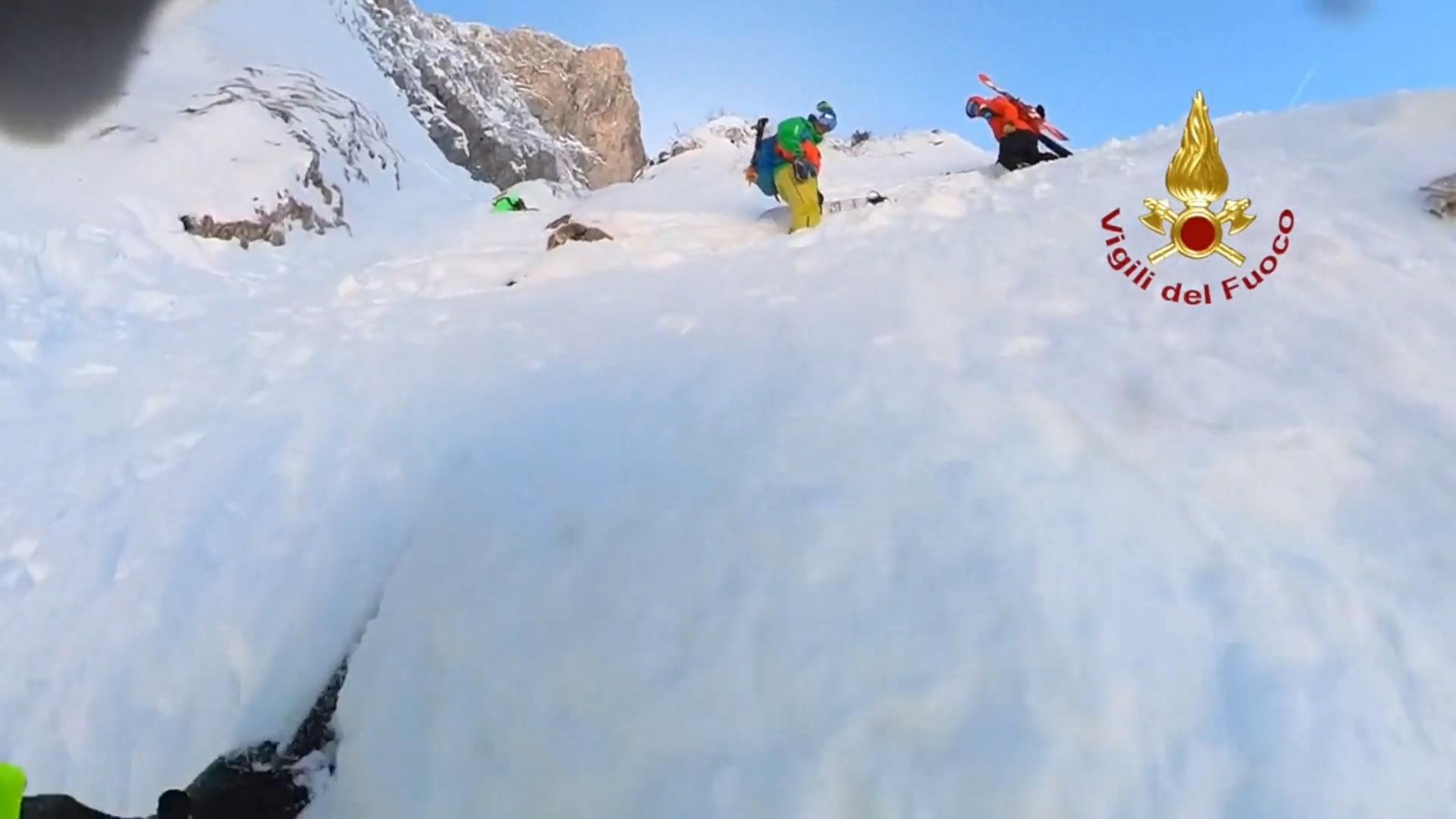 All'improvviso gli sciatori rimangono bloccati sulla montagna, filmato emozionante