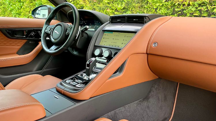 C'è sicuramente un po' di infotainment nella Jaguar F-Type. Non mancano quindi i touch screen. Domina anche la pelle liscia.