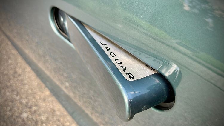 Le maniglie delle portiere retrattili della Jaguar F-Type sono distintive.