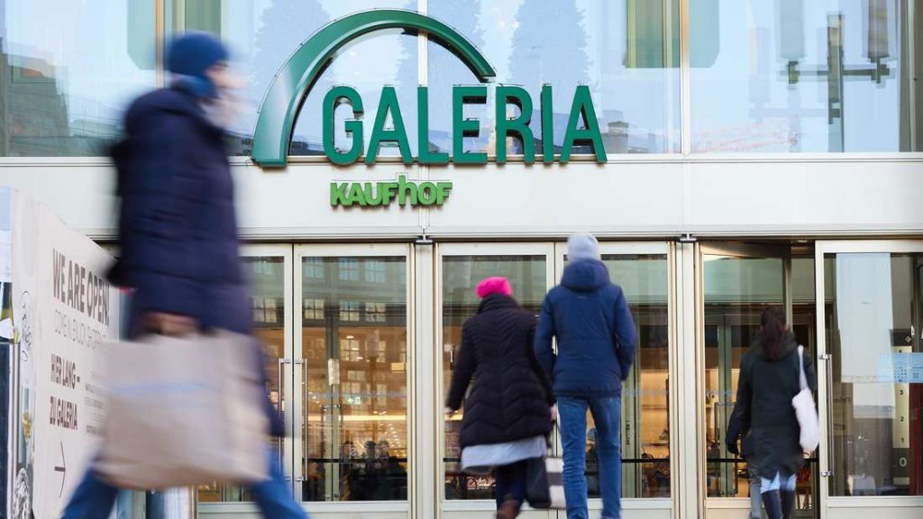 Taglio netto in un gigantesco grande magazzino: possibili chiusure di filiali