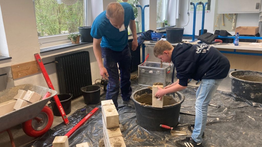 Gli studenti delle scuole superiori scoprono le aziende al Career Day