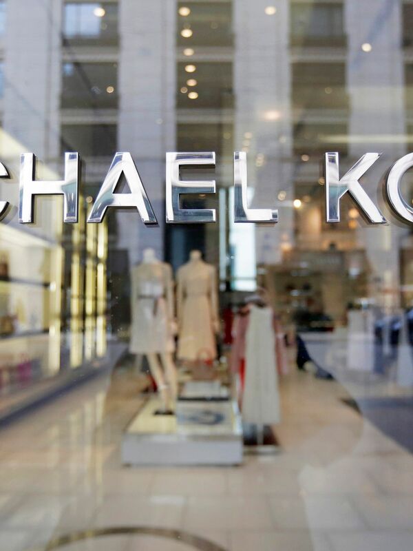 Le aziende dietro marchi iconici della moda come Michael Kors, Versace e Coach vogliono unire le forze