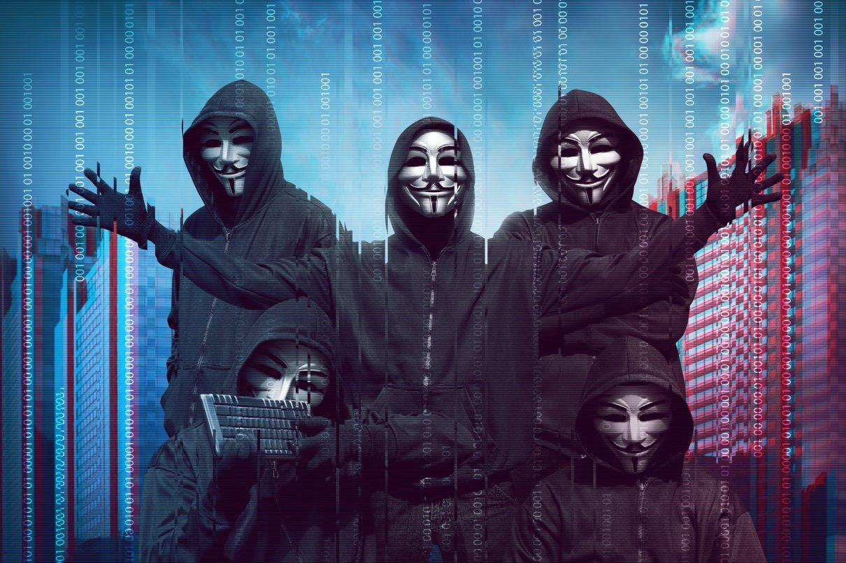 Un gruppo di hacker che indossa maschere anonime davanti al codice binario sullo sfondo
