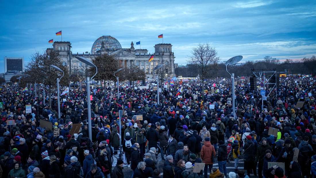 Migliaia di persone manifestano per la democrazia davanti al Palazzo del Reichstag.