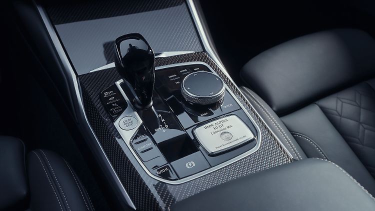 A differenza dei modelli BMW Serie AG 3 modificati, la versione Alpina conserva la classica leva del cambio automatico.