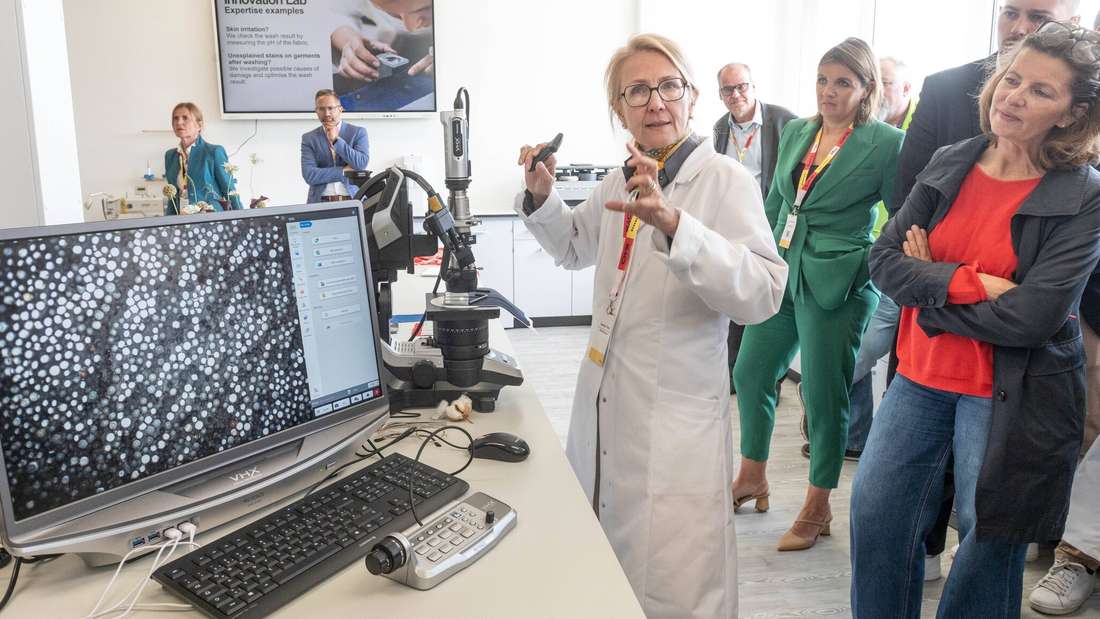 Molto chiaro: Henrik Theis spiega il microscopio digitale, che mostra le strutture dei materiali con un ingrandimento mille volte maggiore. Qui c'è una striscia riflettente leggermente sbiadita sotto il vetro.